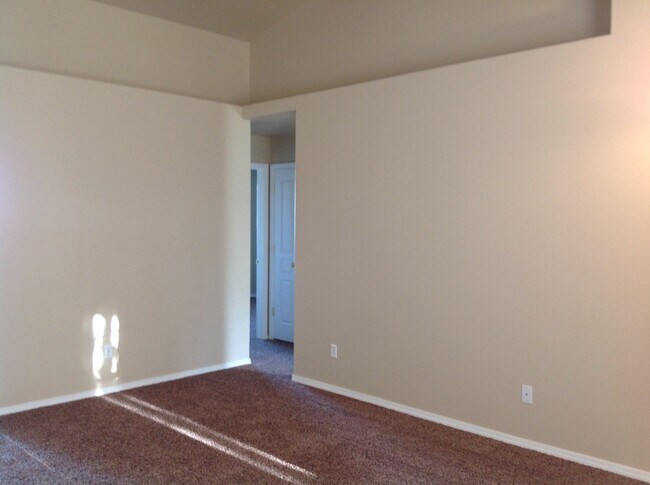 Building Photo - Fabulous location. Nice home with new carpet and paint. Living and family room.