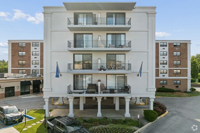 Building Photo - Courtside Square Apartments