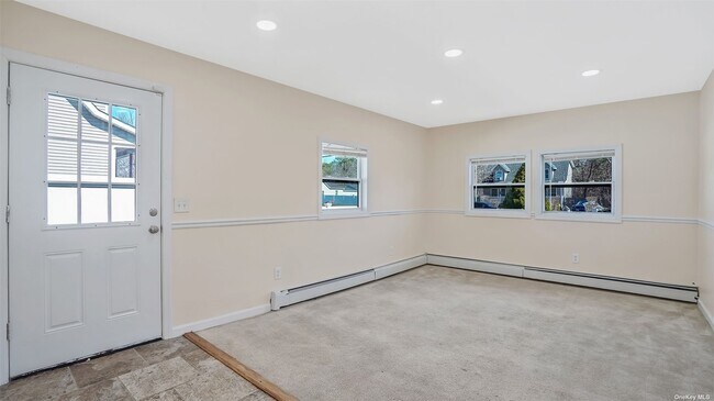 Building Photo - 622 Bellport Ave