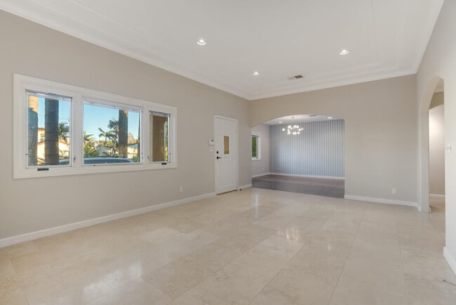 Building Photo - 261 S Palm Dr