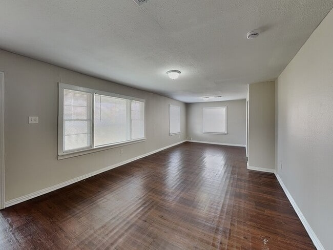 Foto del edificio - 3758 Denton Hwy