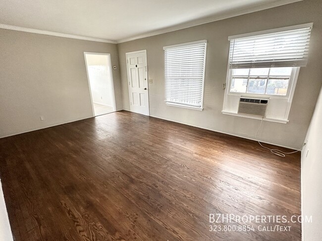Building Photo - Renovated 1Bedroom 1Bathroom In Prime Holl...