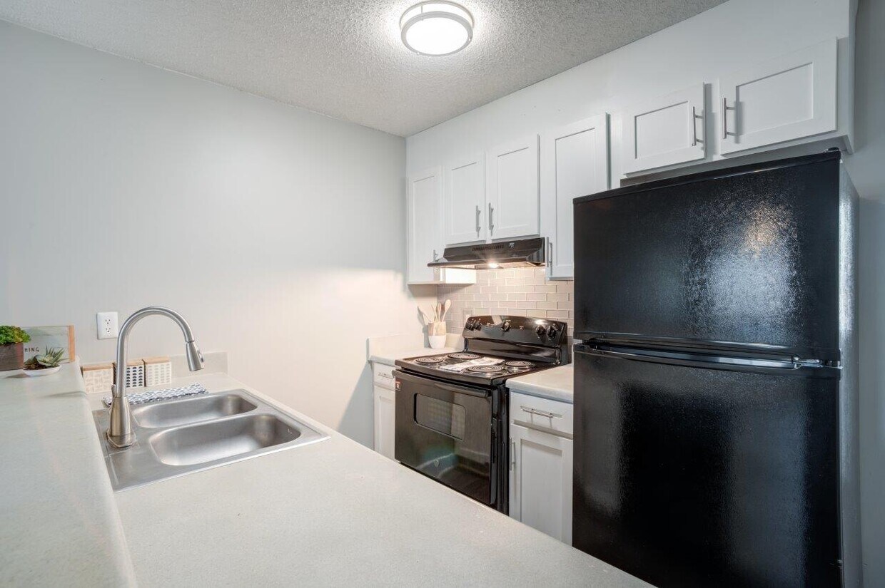 Foto principal - 1022 West Apartment Homes
