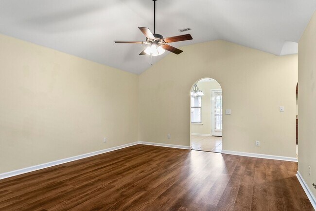 Building Photo - Nice 3 Bed 2 Bath Available in August! Book Your Tour Today!