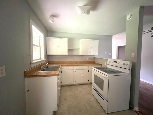 Building Photo - 406 Omega St