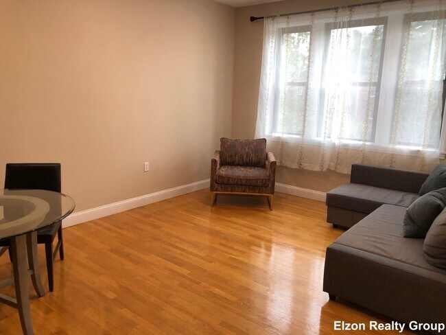 Foto del edificio - Gorgeous House for BC Students! Laundry in...