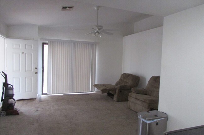 Foto del edificio - 2440 Lakeside Dr