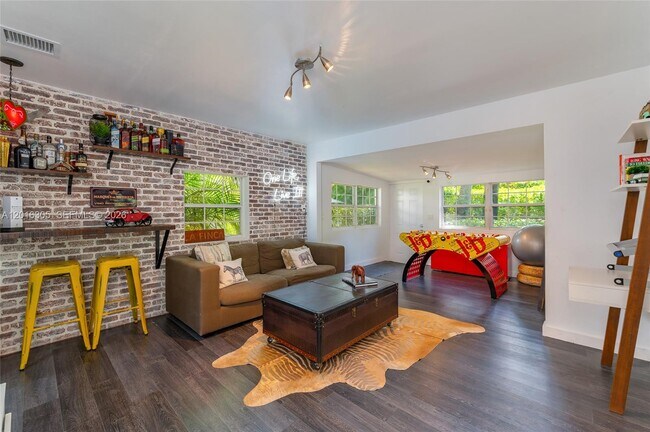Foto del edificio - Douglas Road, Miami, FL 33133 - 4 BR 3 BA single-family home