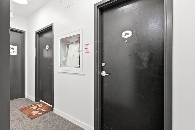Building Photo - 433 Parliament St