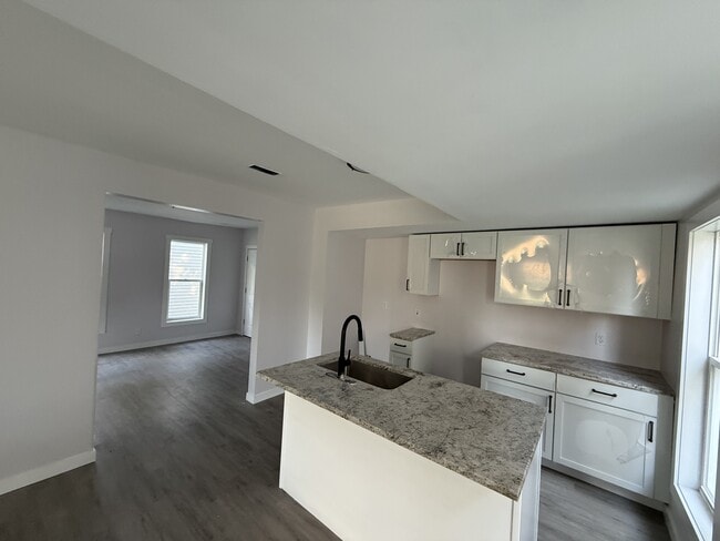 Building Photo - 421 Catherine St