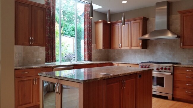 Foto del edificio - Exceptional 3 Bed, 2.5 bath in Sammamish w...