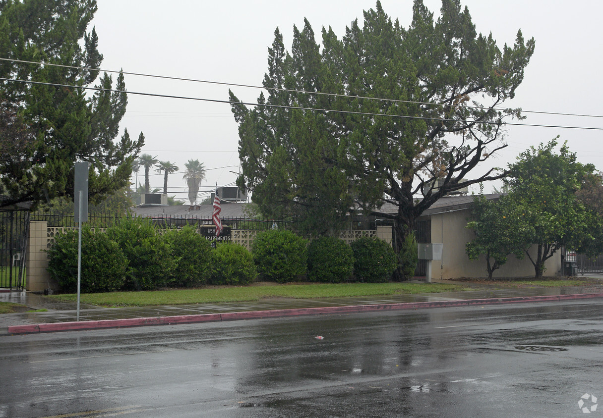 Foto del edificio - 1529-1577 E Ashlan Ave