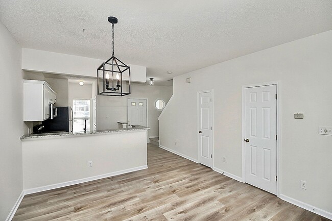 Building Photo - Luxury Townhome minutes from Uptown!