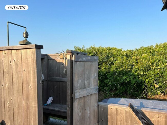 Foto del edificio - 100 Deforest Rd