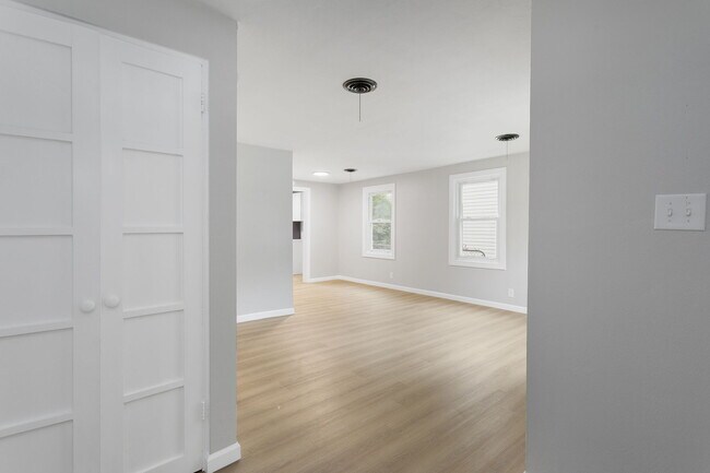 Building Photo - 1129 W Beale St