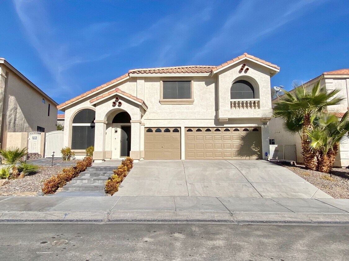 Primary Photo - STUNNING 4 BEDROOM / 2.5 BATHROOM WITH A P...