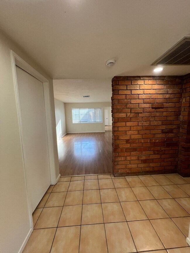 Building Photo - Large 2 Story: 5 Bedroom 5 Bath Pool Home With Family Room,