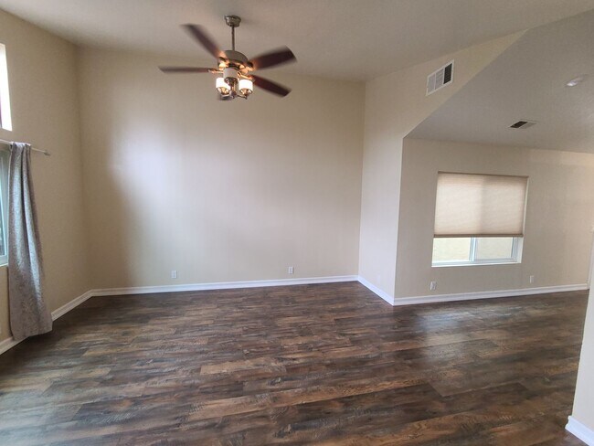 Foto del edificio - 4 bed 3 bath in Prime location of Ocean Beach