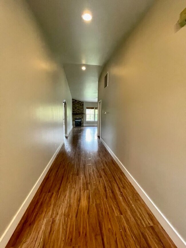 Building Photo - Gorgeous single level home in SE Bend with large fenced in backyard!