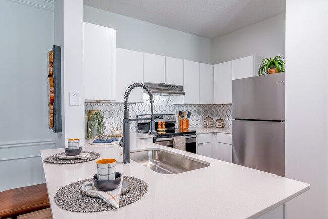 Cocina recientemente renovada con encimeras de cuarzo - Jefferson at the Perimeter Apartments