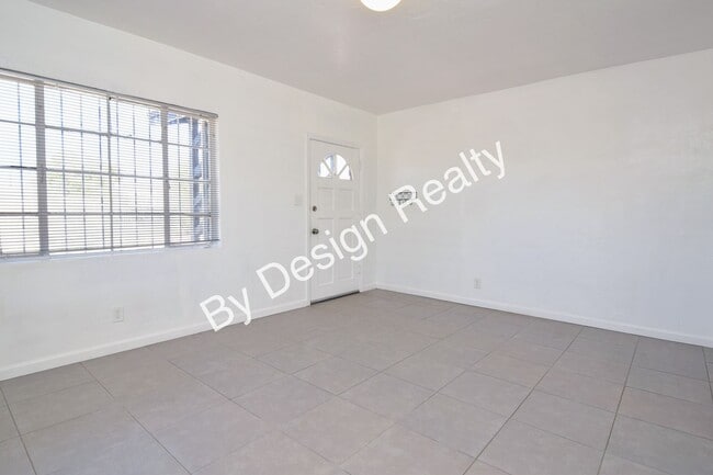 Foto del edificio - Modern Duplex with Huge Fenced Yard Near Downtown Tucson
