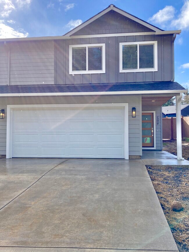 211 Oak St, Winlock, WA 98596 Townhome Rentals in Winlock WA