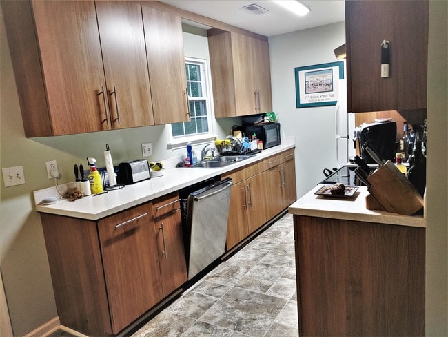 Building Photo - 142 Quince Ln