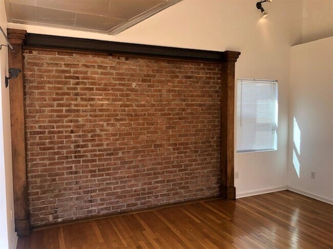 Building Photo - 2504 Algerian Way