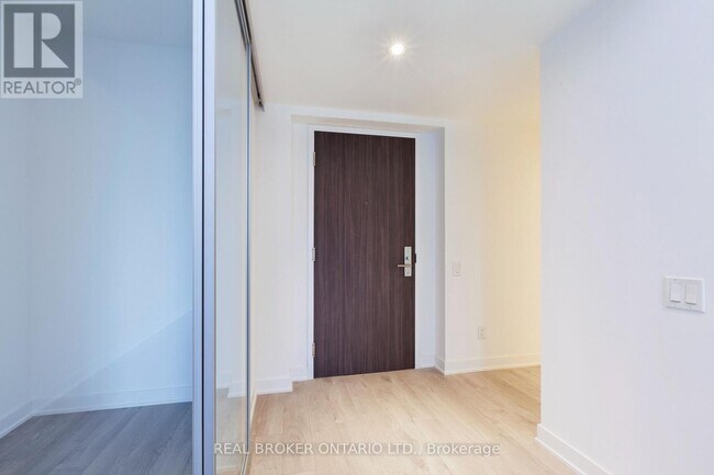 Building Photo - 185 Roehampton Ave