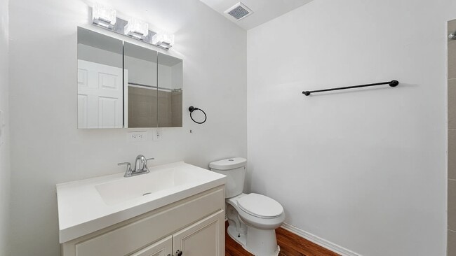 Building Photo - 1016 W Cullerton St