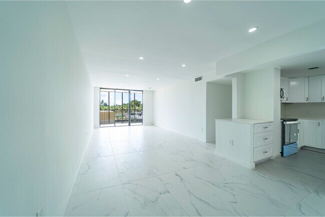 Foto del edificio - 2500 NE 135th St