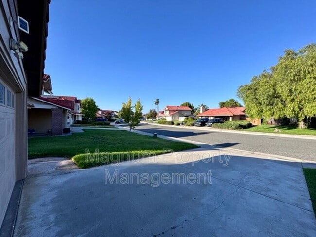 Building Photo - 45627 Clubhouse Dr