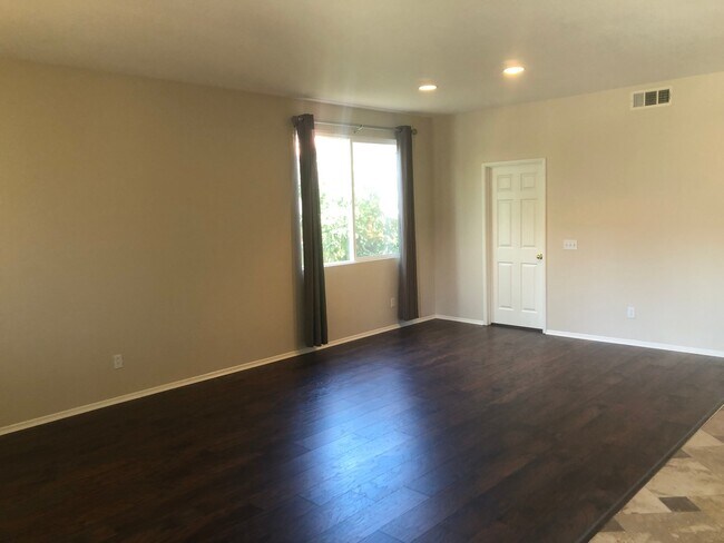 Building Photo - Chardonnay Hills 4 Bedroom