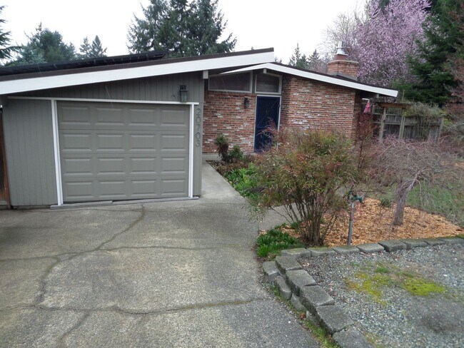 Foto del edificio - RARE FIND! Adorable 3-Bedroom Mid-Century ...