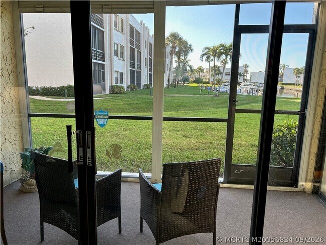 Foto del edificio - 1950 SW Palm City Rd