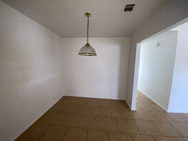 Building Photo - 2805 Lucille Dr