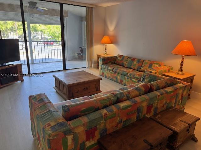 Foto del edificio - 16300 Golf Club Rd