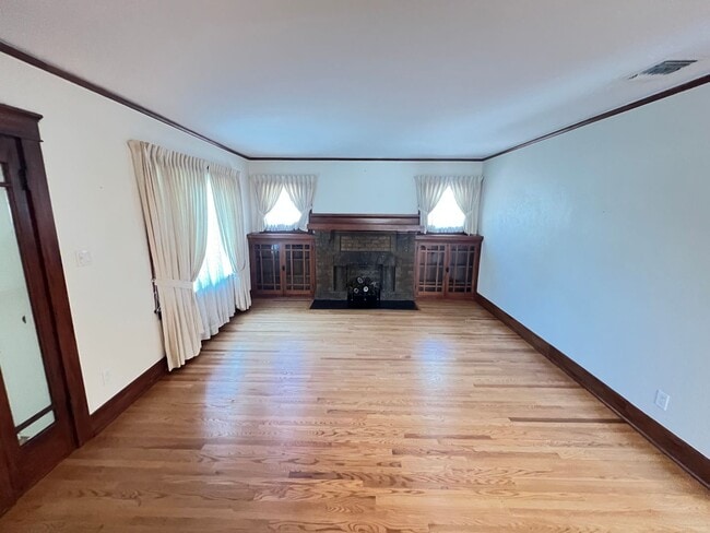 Building Photo - Fabulous 4 Bed 2 Bath One Story Craftsman ...