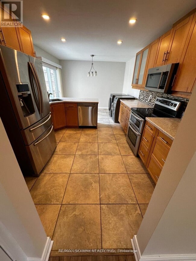 Building Photo - 535 Appledale Crescent