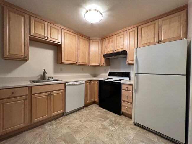 Building Photo - Updated and Sharp 2 Bedroom 2 Bath Condo i...