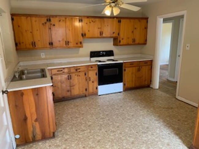 Building Photo - 3/2 Spacious Backyard