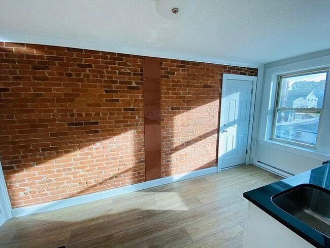 Building Photo - 272 Pleasant St