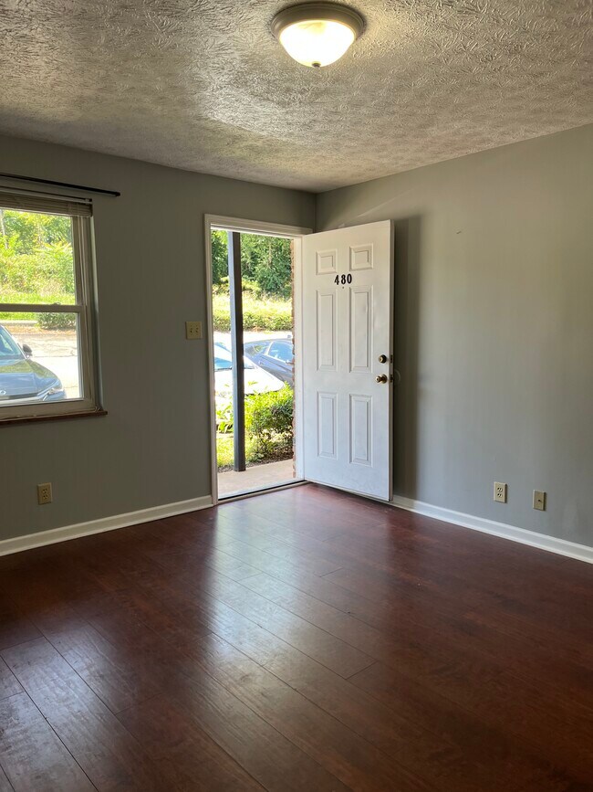 Foto del edificio - 480 E Red Bud Rd