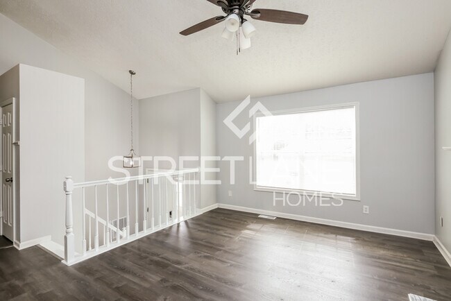 Building Photo - Charming 3 Bedroom, 2.5 bathrooms split le...