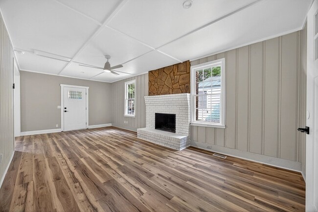 Building Photo - 2218 Holt Dr