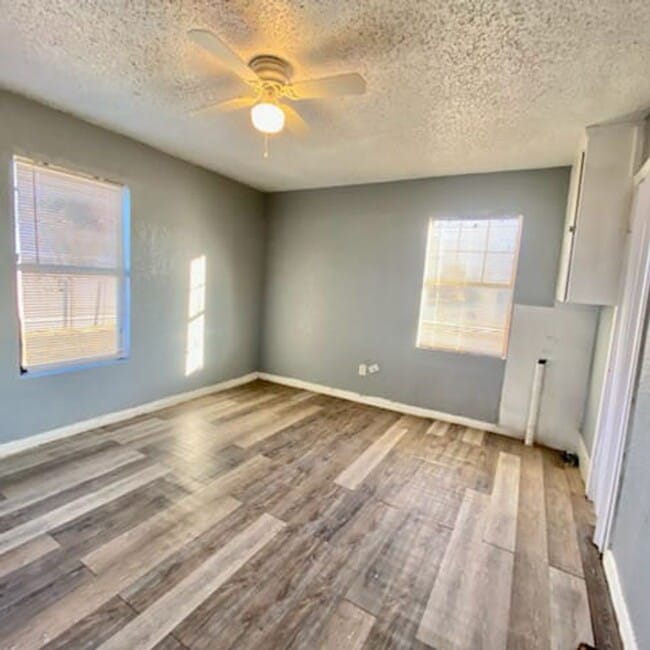 Building Photo - Handyman Special $0 First Month's Rent / $0 Deposit at move-in “You fix, you SAVE BIG!!” Contact ...