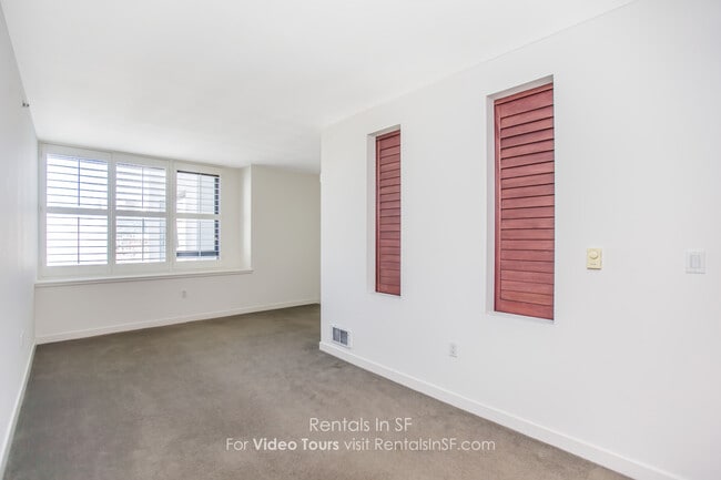 Building Photo - 250 King St