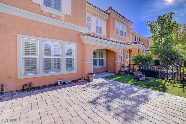 Building Photo - 2120 Waterlily View St