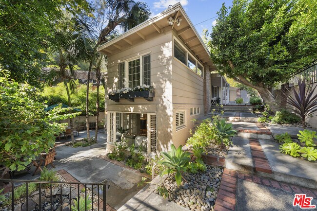 Foto del edificio - 2377 N Beverly Glen Blvd