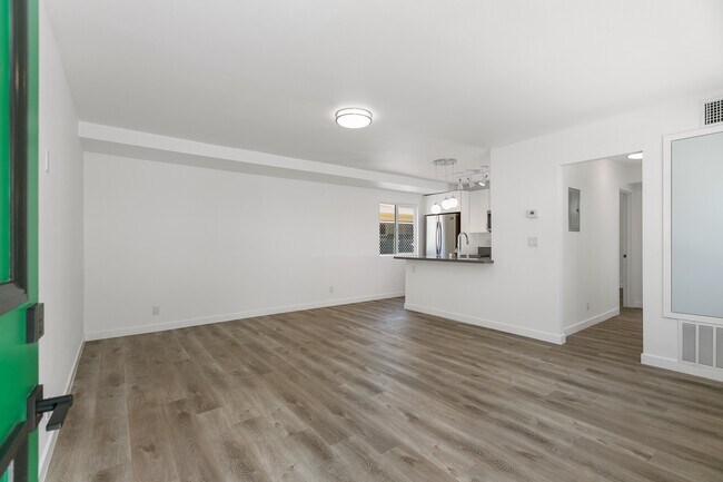 Building Photo - 6736 Woodley Ave